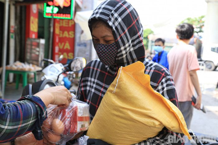 Hà Nội: Người lao động bật khóc khi nhận gạo, trứng giữa ngày giãn cách XH