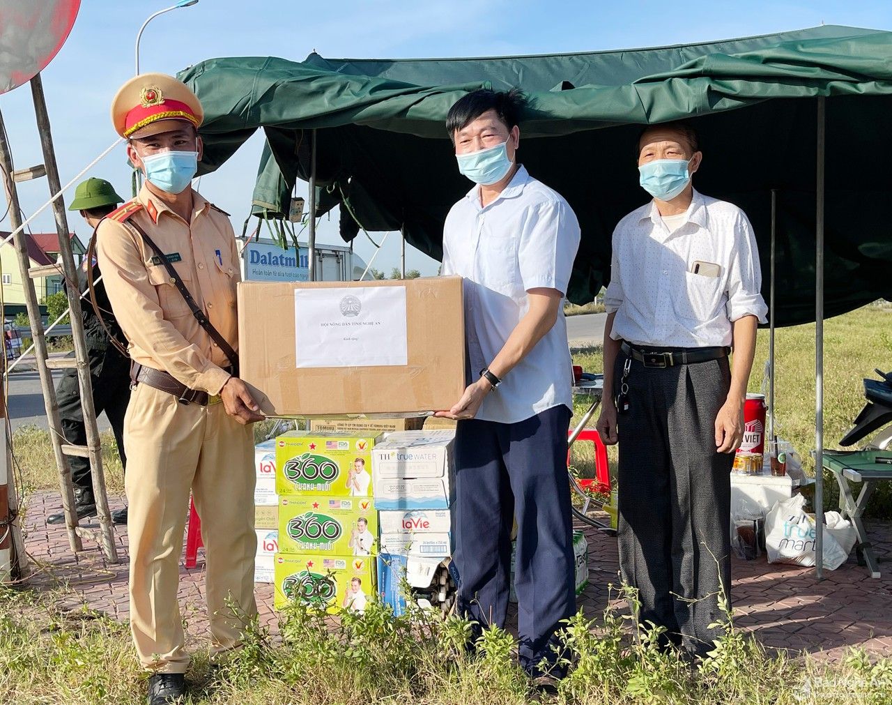 Hội Nông dân tỉnh Nghệ An thăm, tặng quà lực lượng trực chốt phòng, chống dịch Covid-19