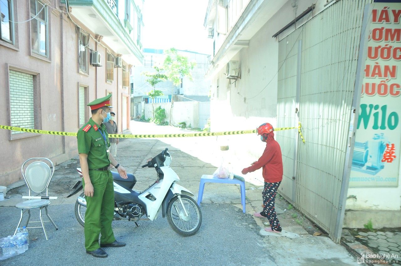 Hình ảnh người dân TP Vinh tiếp tế cho người thân trong khu vực phong tỏa