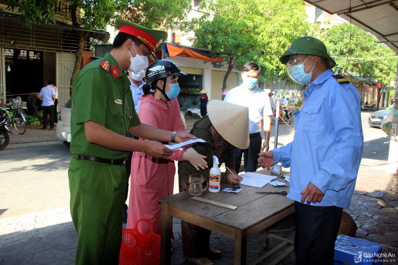 Cận cảnh người dân TP Vinh ngày đầu đi chợ bằng thẻ