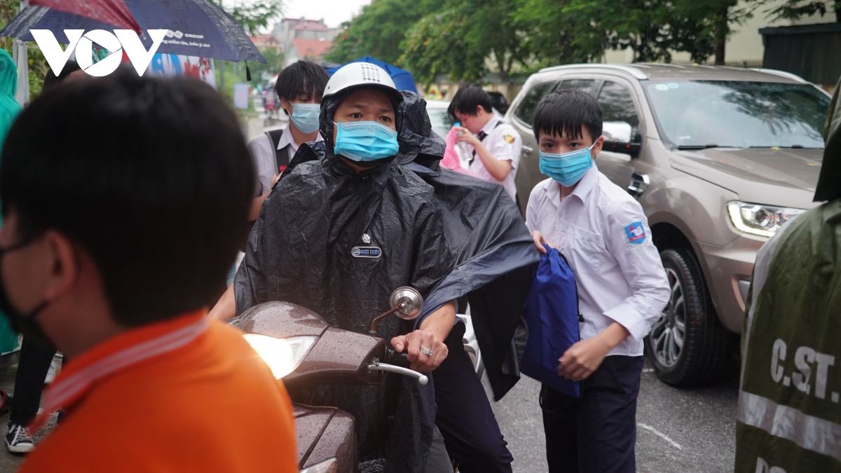 Thí sinh Hà Nội đội mưa đi thi buổi đầu tiên vào lớp 10 THPT