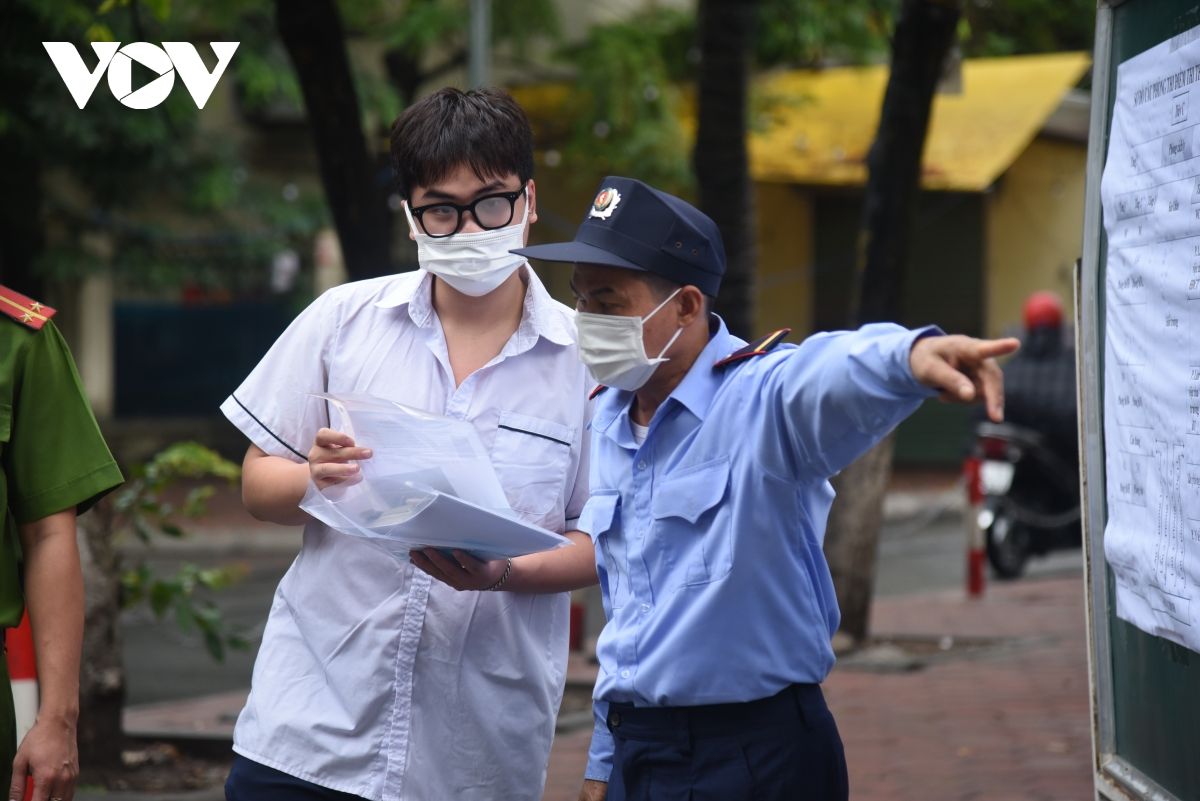 Thí sinh Hà Nội đội mưa đi thi buổi đầu tiên vào lớp 10 THPT