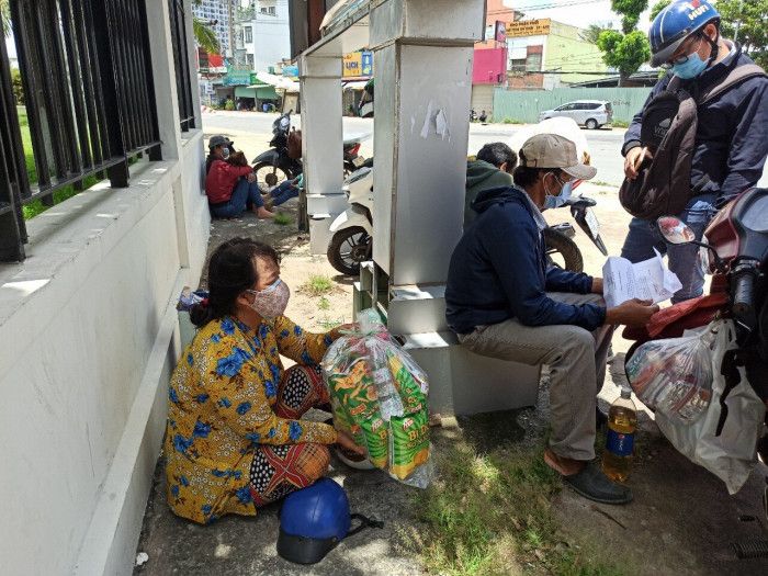 "Khăn gói" về quê, lao động nghèo vật vã vì...mắc kẹt ở chốt kiểm soát