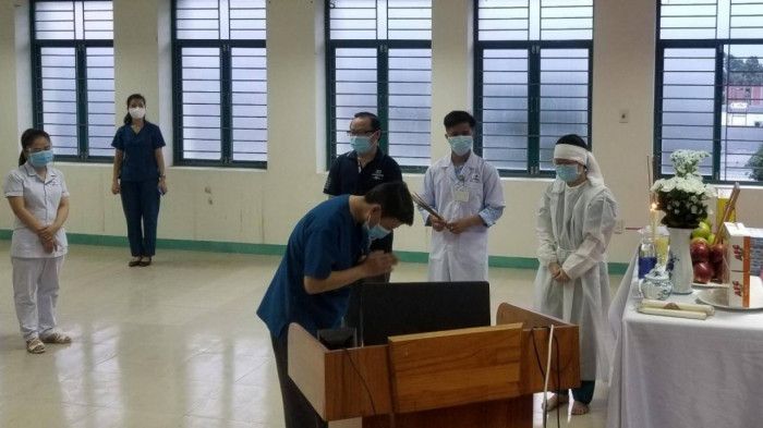 Bố đột ngột qua đời, nữ sinh viên Đà Nẵng lập bàn thờ bái vọng ở tuyến đầu.