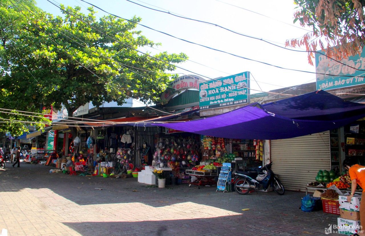 Thành phố Vinh: Nhiều tiểu thương vẫn đóng ki ốt dù chợ được mở cửa trở lại