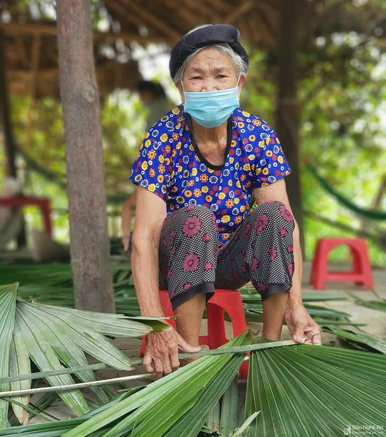 Người dân Thanh Chương thức đêm làm tranh tre chống nóng cho chốt chống dịch