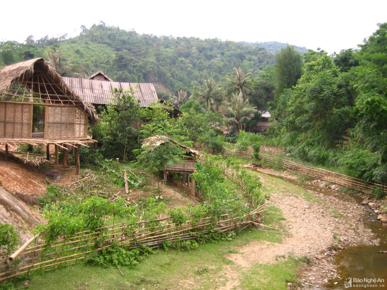 Nhiều bản làng biên giới Nghệ An khát khao ánh điện