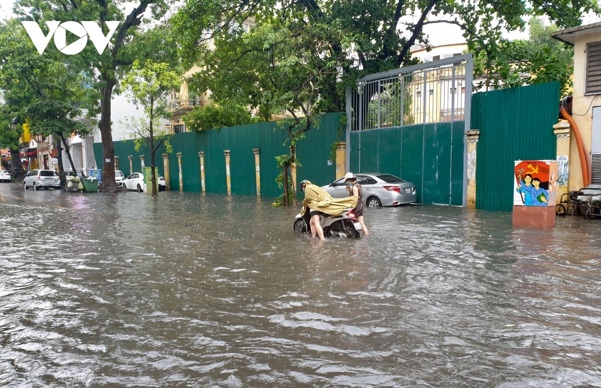 Mưa lớn, nhiều tuyến phố ở Hà Nội ngập sâu trong nước