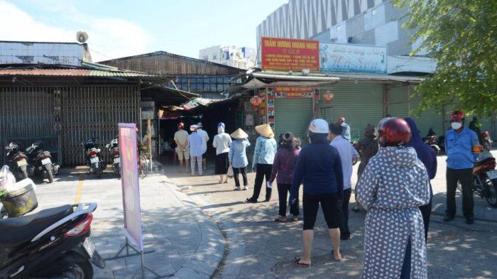 Người dân TP Vinh loay hoay trong ngày đầu dùng phiếu đi chợ vì...khan hàng