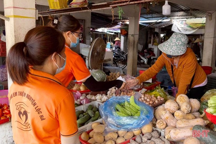 Nhóm bạn trẻ nấu hơn 5.000 suất cơm hỗ trợ các điểm cách ly ở Lộc Hà