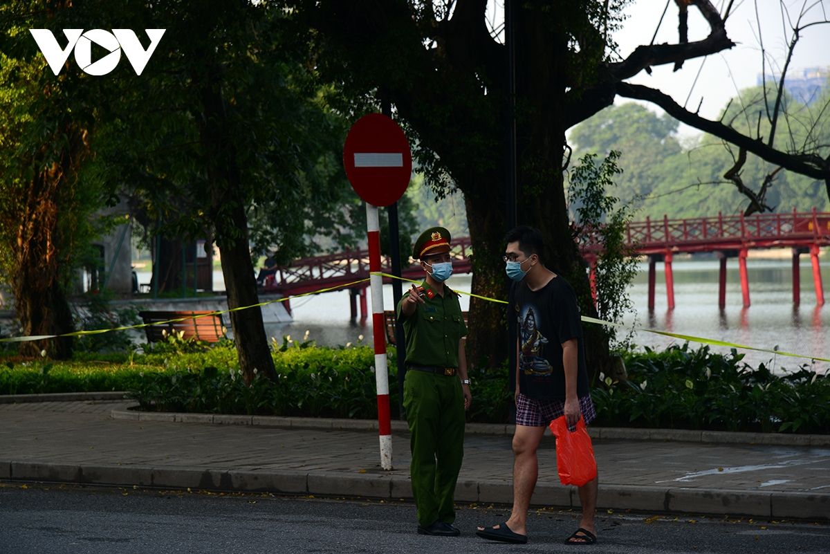 Phố phường Hà Nội ngày đầu giãn cách: Nơi tĩnh lặng, chỗ đông đúc