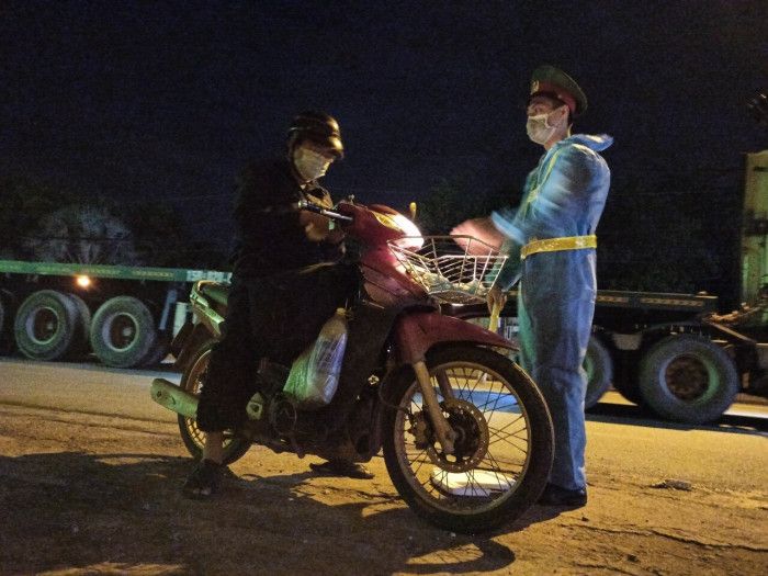 Thiếu giấy xét nghiệm, nhiều tài xế phải quay đầu xe khi đến cửa ngõ TP.HCM