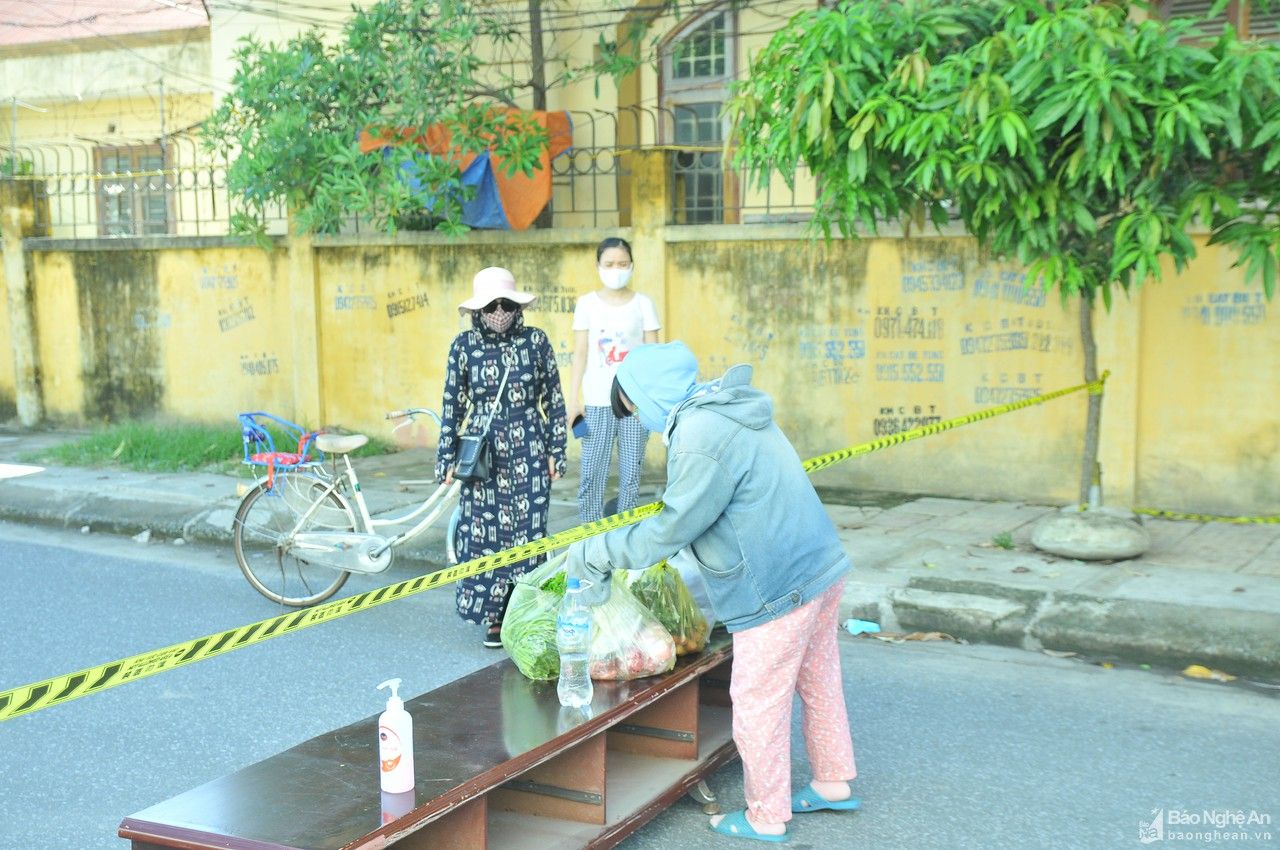 Hình ảnh người dân TP Vinh tiếp tế cho người thân trong khu vực phong tỏa