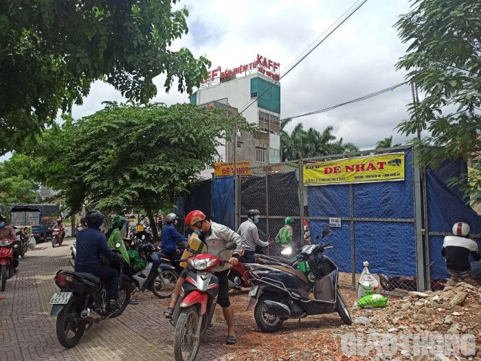 TP.HCM: Gần 100 người tụ tập nhận hàng, chủ bãi xe bị phạt 30 triệu đồng