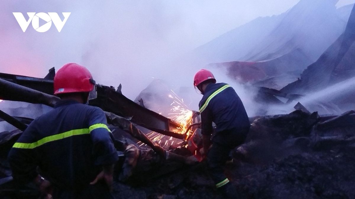 Xuyên đêm dập tắt đám cháy tại công ty sản xuất nệm mút ở Bình Dương