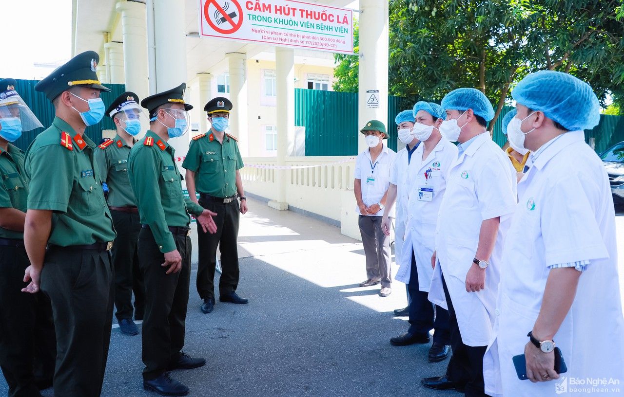 Bí thư Tỉnh ủy Thái Thanh Quý thăm, động viên đội ngũ y, bác sỹ trên tuyến đầu chống dịch Covid -19