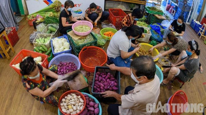 Ấm áp từ gian hàng 0 đồng đến suất cơm gửi tuyến đầu chống dịch ở TP.HCM