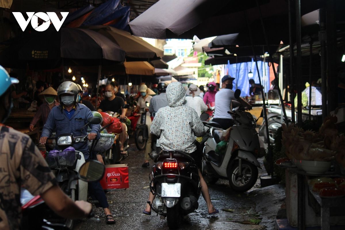 Sáng đầu tiên giãn cách, chợ dân sinh Hà Nội vẫn đông người dù hàng hóa không thiếu