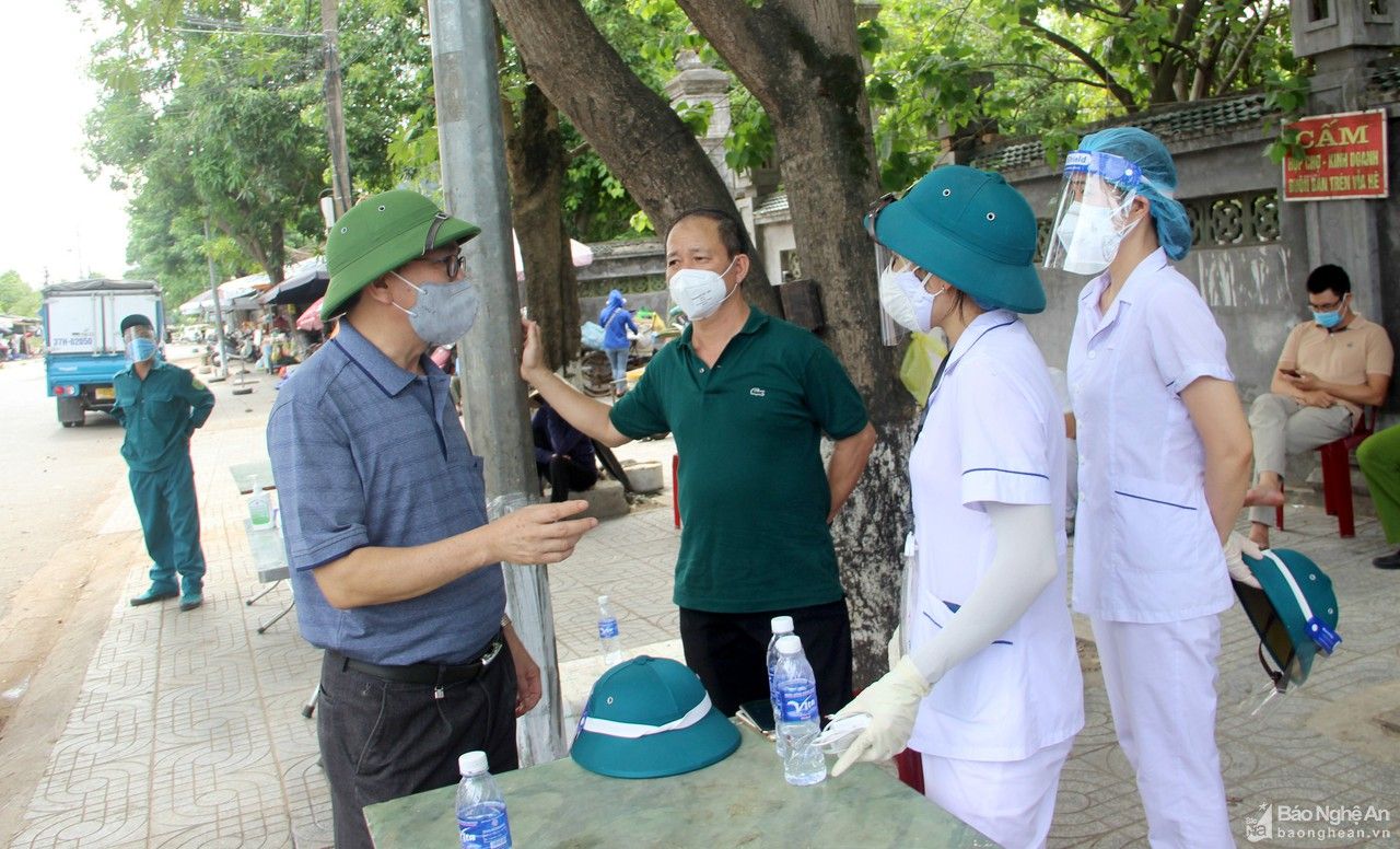 Phong tỏa, lấy mẫu xét nghiệm toàn bộ tiểu thương chợ đầu mối Vinh