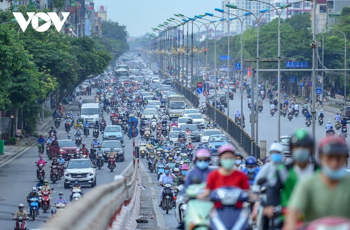 Nới lỏng một số hoạt động, đường phố Hà Nội lại tái diễn cảnh tắc nghẽn