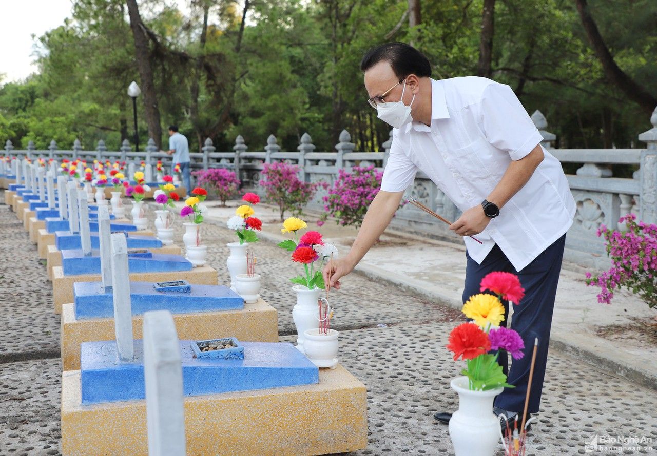 Đoàn đại biểu Nghệ An tưởng niệm các anh hùng liệt sĩ tại Nghĩa trang liệt sĩ Trường Sơn