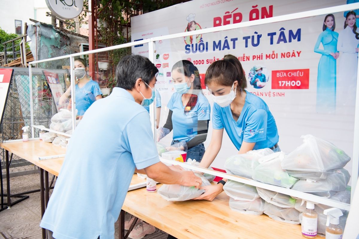 Hoa hậu Tiểu Vy cùng dàn người đẹp Việt chuẩn bị hơn 15.000 suất cơm tặng bà con nghèo