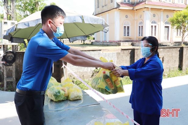 “Gian hàng không đồng” sẻ chia khó khăn với người dân Nghi Xuân