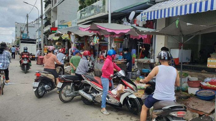 Chùm ảnh: Bất chấp lệnh cấm, chợ tự phát ở TP HCM vẫn nhộn nhịp