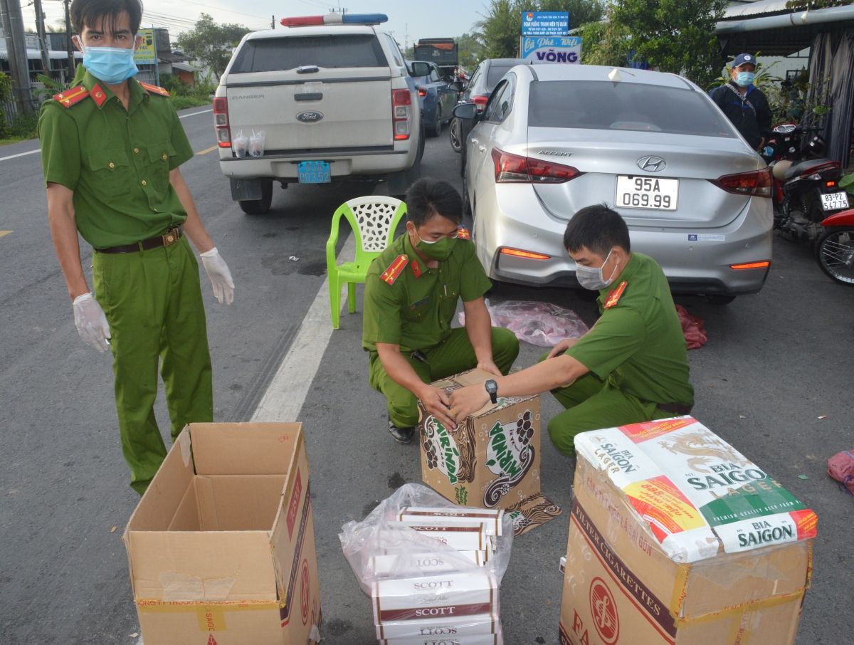 Bị bắt quả tang vận chuyển thuốc lá ngoại, tài xế dúi tiền vào tay CSGT