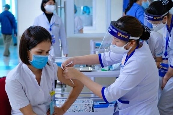 Từ mai (10/7), người dân có thể ngồi nhà tự đăng ký tiêm vaccine Covid-19