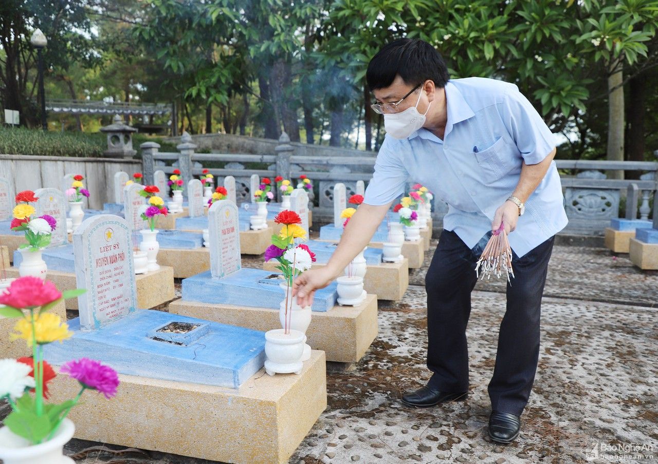 Đoàn đại biểu Nghệ An tưởng niệm các anh hùng liệt sĩ tại Nghĩa trang liệt sĩ Trường Sơn