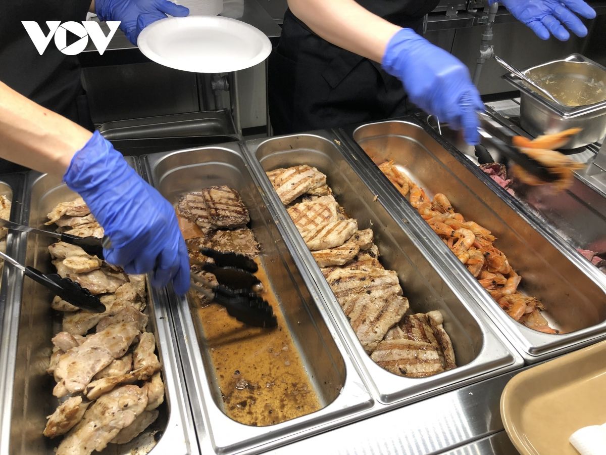 Đoàn thể thao Việt Nam ngày thứ 2 ở Nhật Bản: VĐV nạp năng lượng với thực đơn 700 món