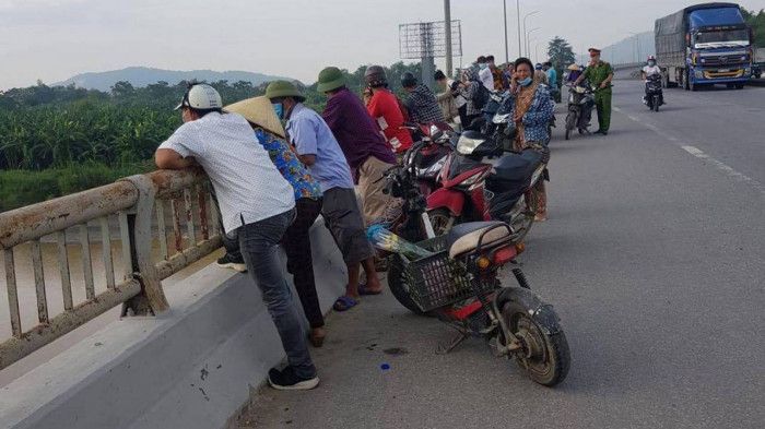 Thanh Hóa: Một phụ nữ nhảy cầu Đò Lèn xuống sông mất tích