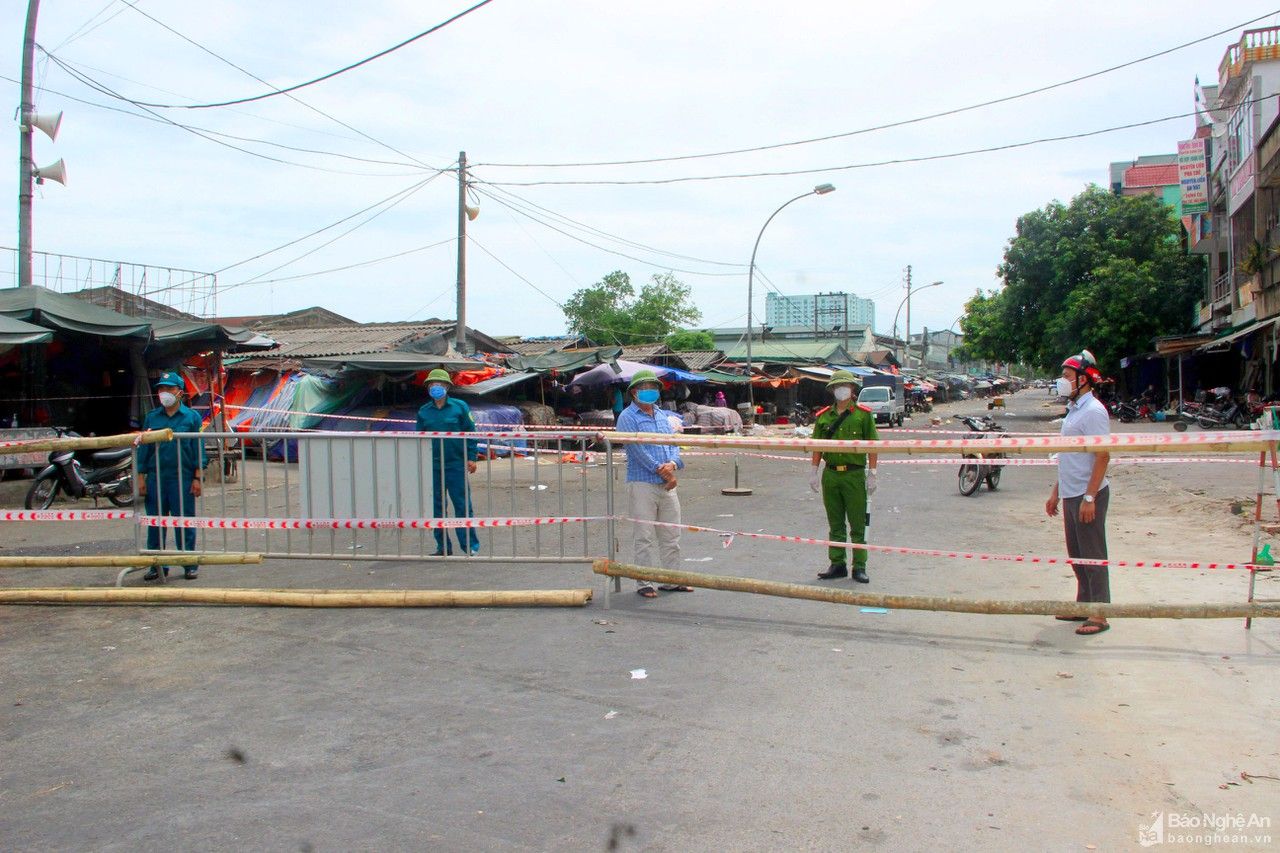 Phong tỏa, xét nghiệm tiểu thương chợ đầu mối hoa quả và đình Tây Chợ Vinh để phòng dịch 