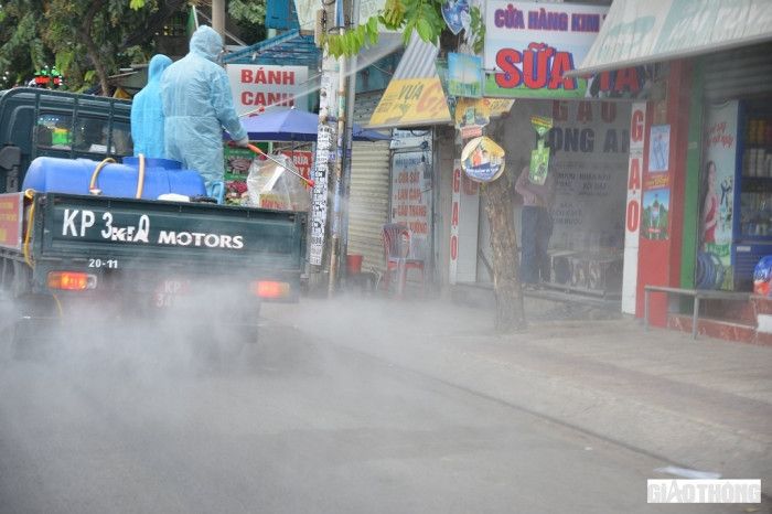 Cận cảnh xe quân đội khử khuẩn trên 4 tuyến đường ở thành phố Thủ Đức