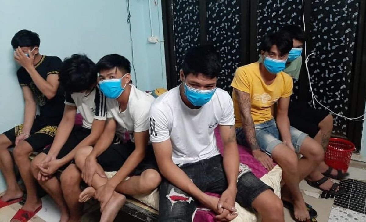 Nghệ An ghi nhận thêm 50 F0, phạt 125 triệu đồng quán karaoke “giấu khách” trong phòng ngủ