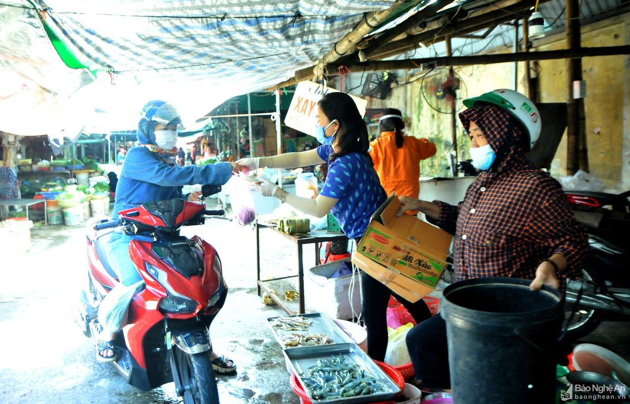 TP Vinh: Các chợ mở cửa bình thường, bán đủ nhu yếu phẩm cần thiết