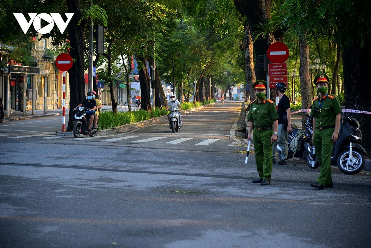 Phố phường Hà Nội ngày đầu giãn cách: Nơi tĩnh lặng, chỗ đông đúc