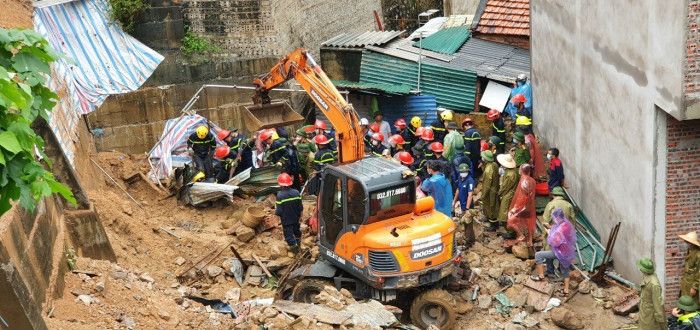 Lở đất kinh hoàng vùi lấp 4 công nhân ngủ trong lán trại tại TP Hạ Long