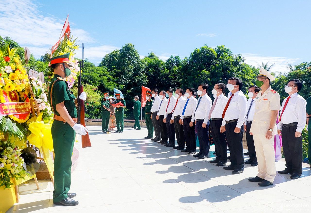 Lãnh đạo tỉnh dâng hoa tưởng niệm Chủ tịch Hồ Chí Minh và các Anh hùng liệt sỹ