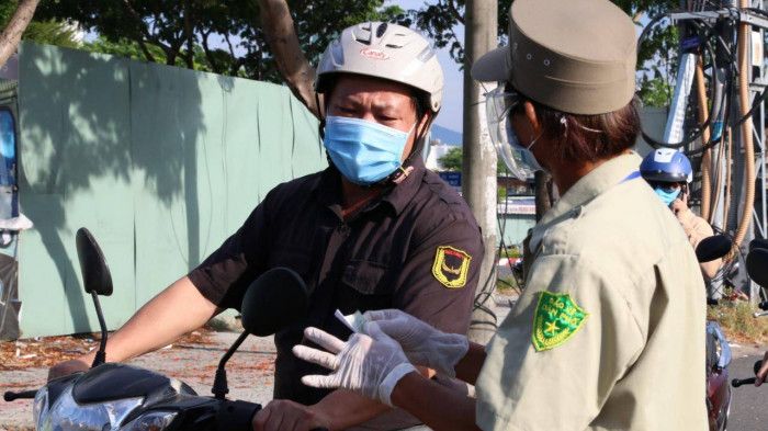 Cuộc đổi ca "chưa từng có" khi Đà Nẵng thêm 10 ngày "yên tại chỗ"