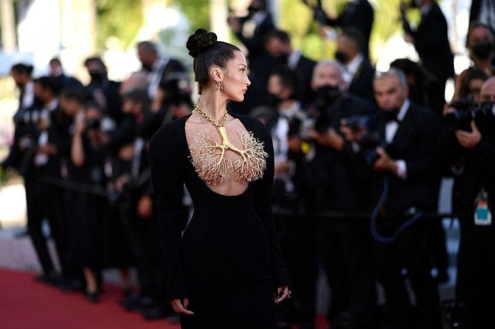 Chân dài Bella Hadid đeo vòng mạ vàng hình tán cây, che trọn vẹn bầu ngực