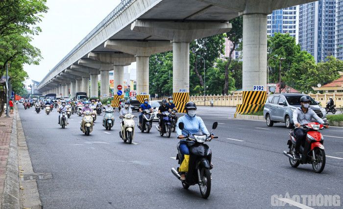 Đường phố Hà Nội đông đúc trong sáng đầu tuần