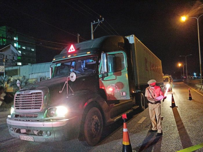 Thiếu giấy xét nghiệm, nhiều tài xế phải quay đầu xe khi đến cửa ngõ TP.HCM