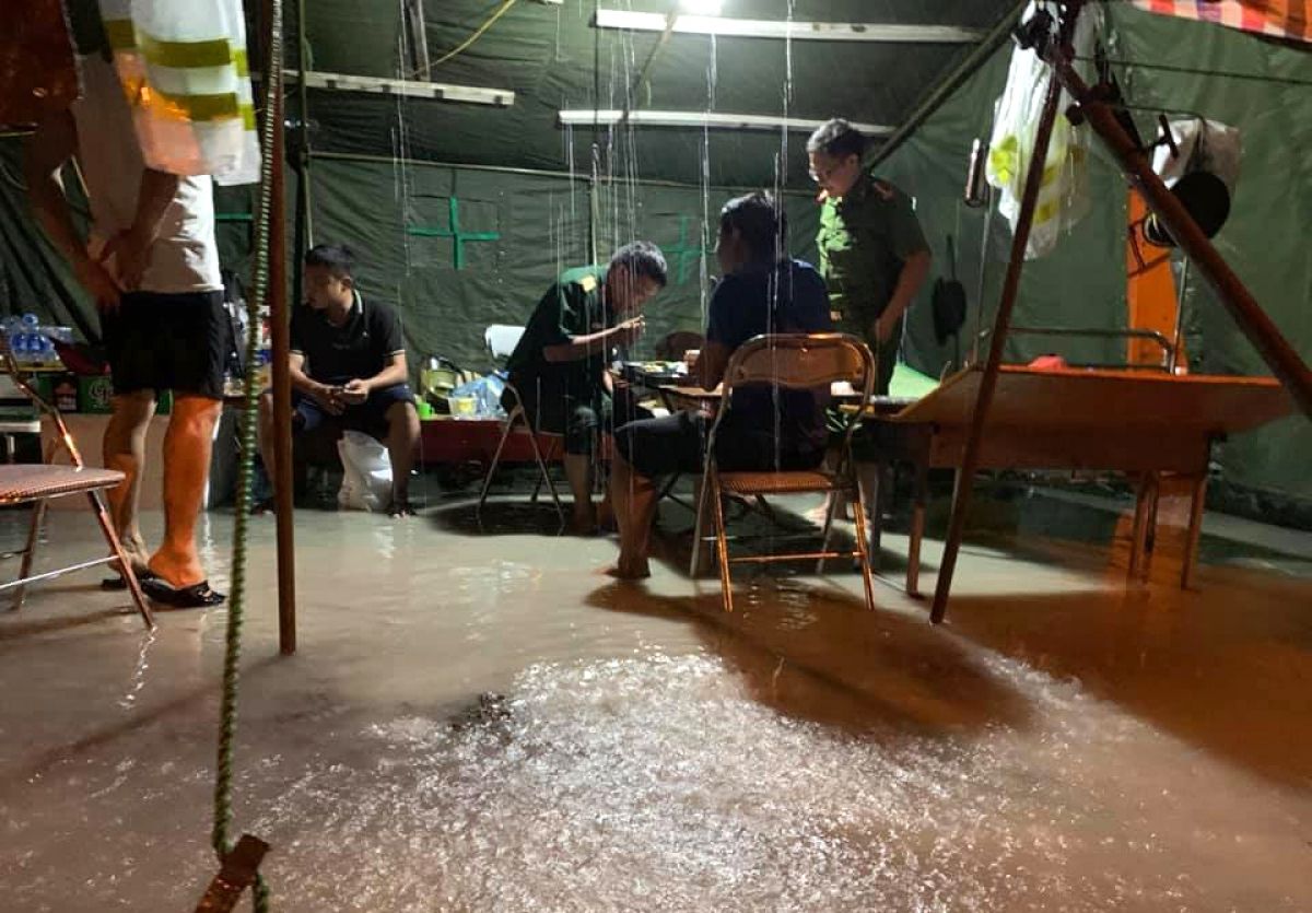 Mưa xối xả, Hà Tĩnh điều gấp 22 xe buýt hỗ trợ lực lượng phòng, chống Covid-19