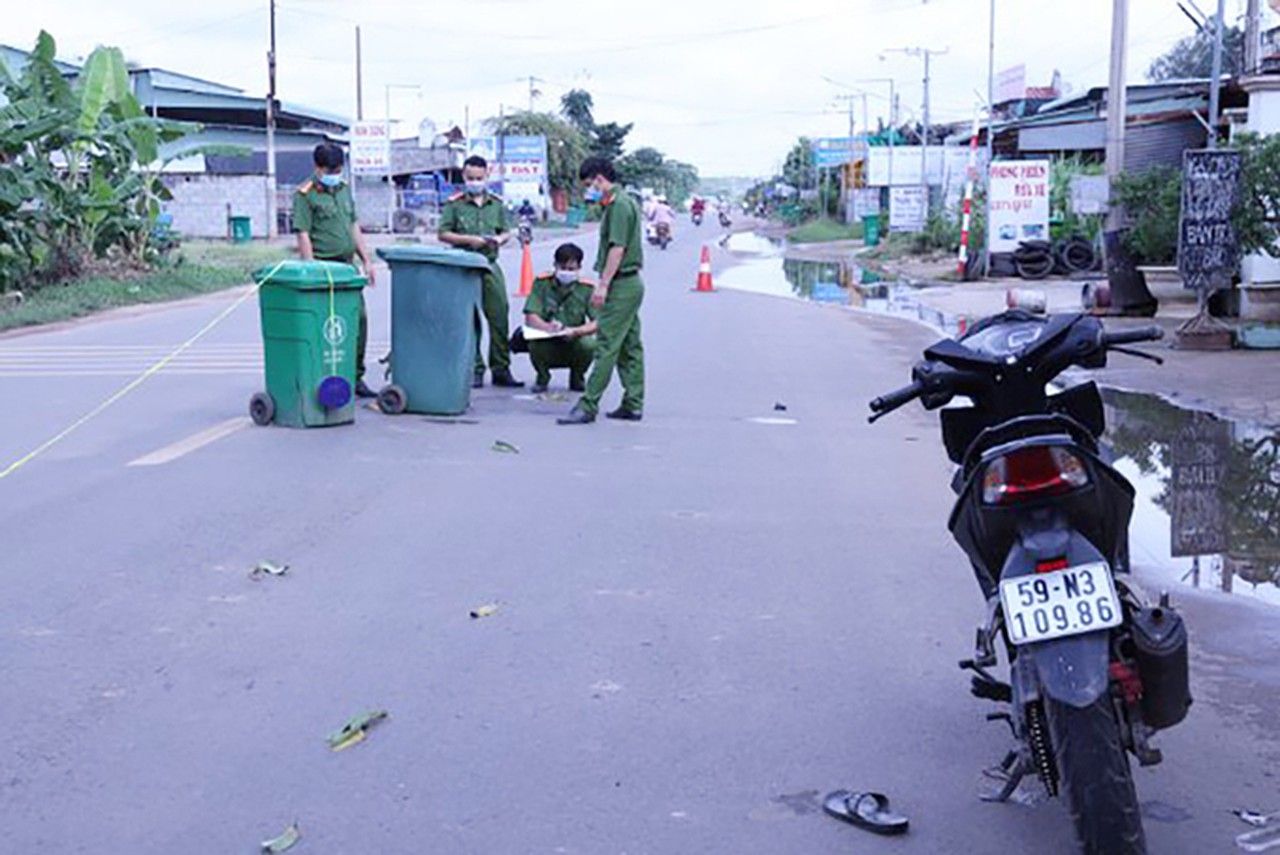 Bị tấn công, 2 người ngã xe tử vong