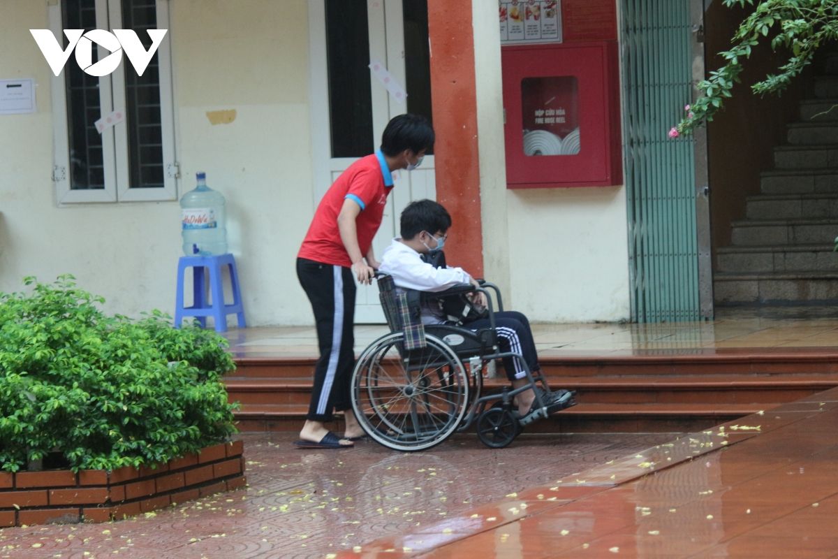 Thí sinh Hà Nội đội mưa đi thi buổi đầu tiên vào lớp 10 THPT