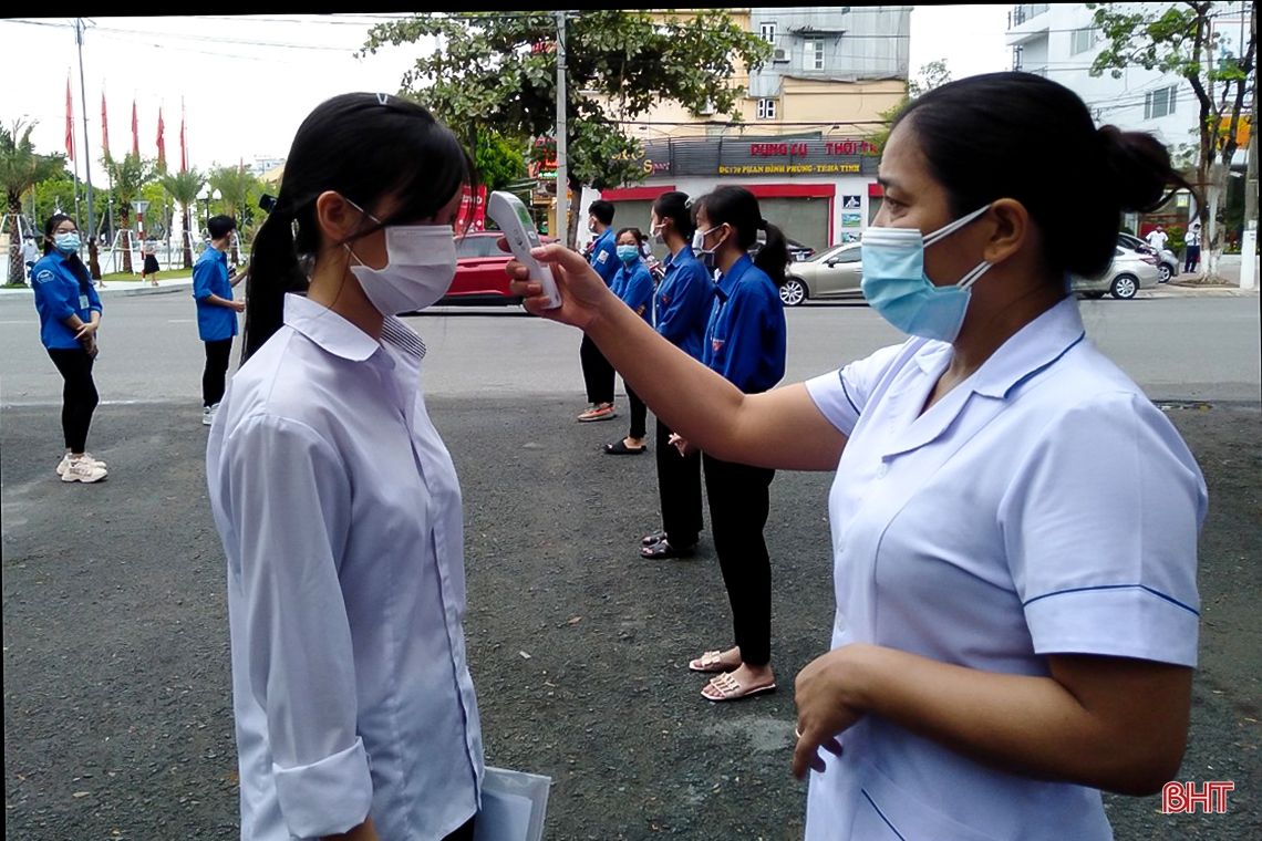 Hà Tĩnh siết chặt công tác phòng dịch trong ngày đầu thi tốt nghiệp THPT