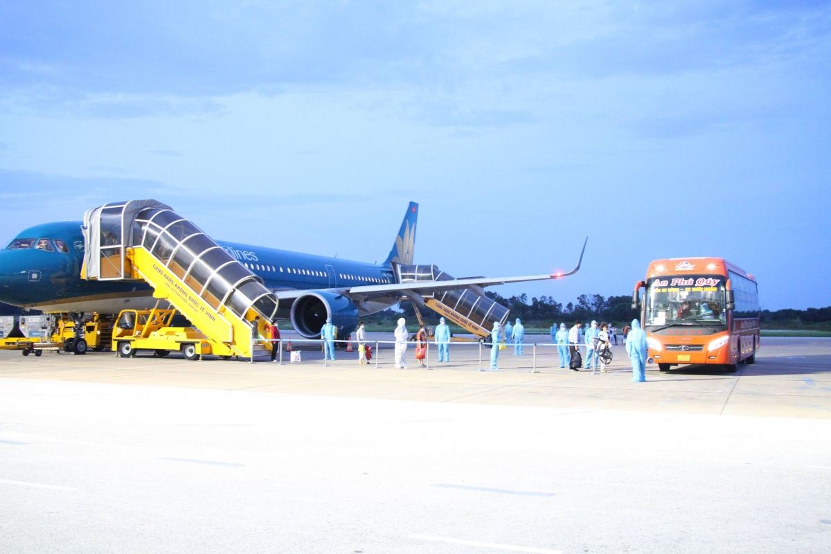 Chuyến bay đầu tiên chở 217 người Nghệ An hạ cánh nơi quê nhà