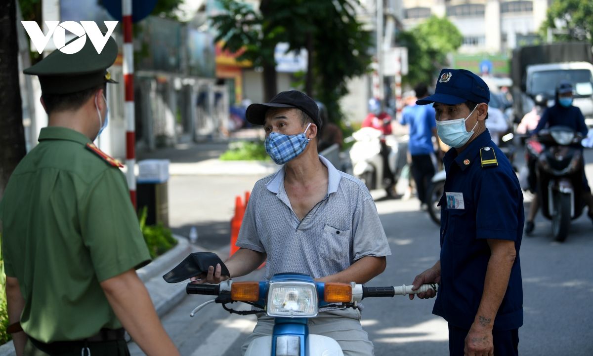 Hà Nội lập chốt trên nhiều tuyến đường kiểm soát người ra đường không lý do